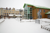 Statue of Lenin and the cultural centre in Lenin Square, Yar-Sale, Yamal, NW Siberia, Russia